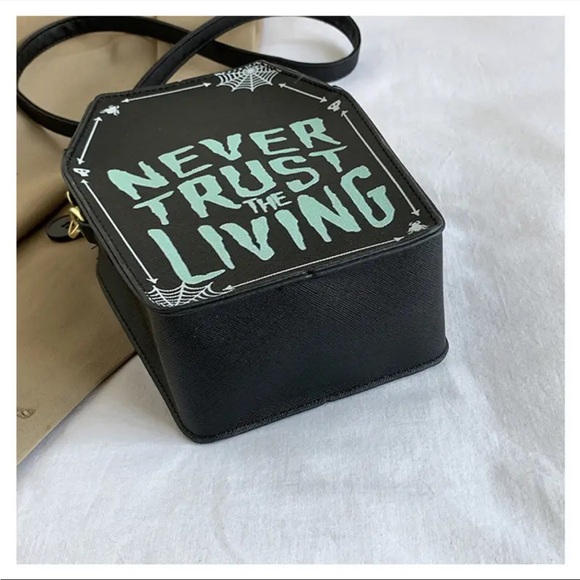 🆕 Tombstone - Coffin “Never Trust The Living” Crossbody Bag - Beetlejuice - Picture 11 of 16